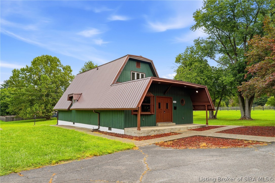 833 Clampett Lane