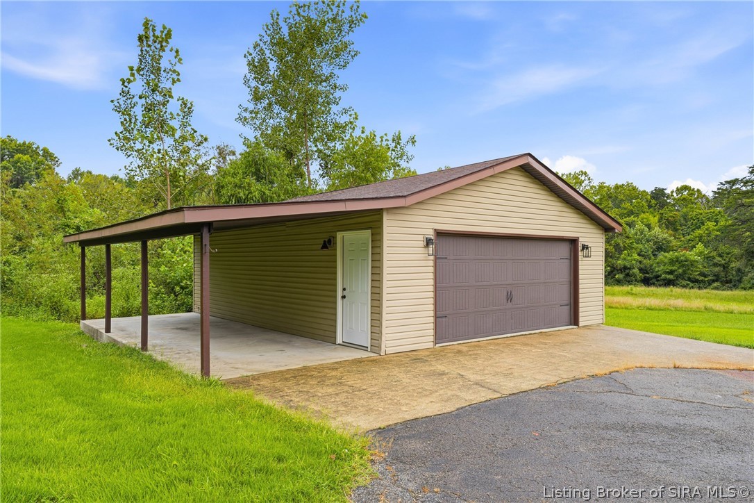 833 Clampett Lane