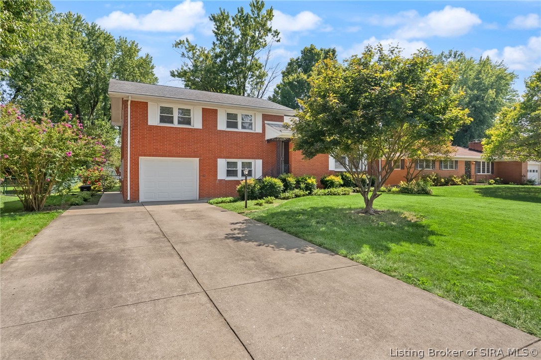 104 W Maplewood Drive