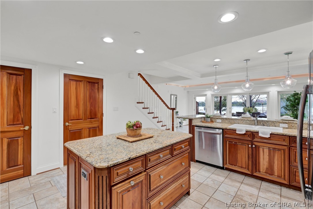 606 W Riverside Drive