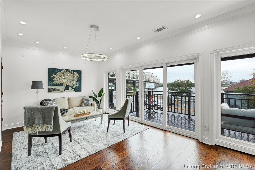 606 W Riverside Drive