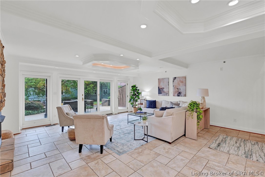 606 W Riverside Drive