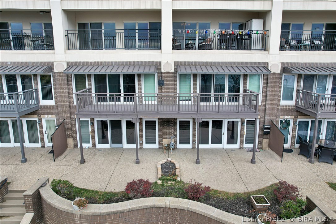 606 W Riverside Drive