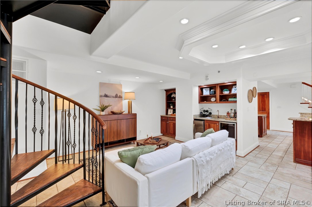 606 W Riverside Drive