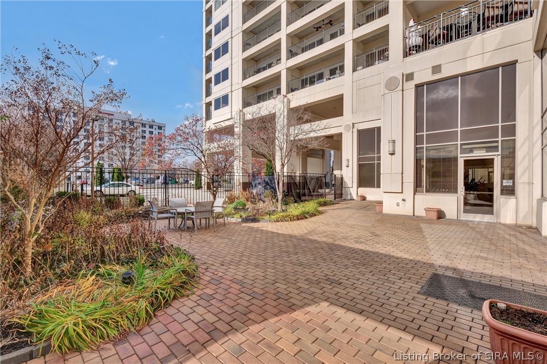 606 W Riverside Drive