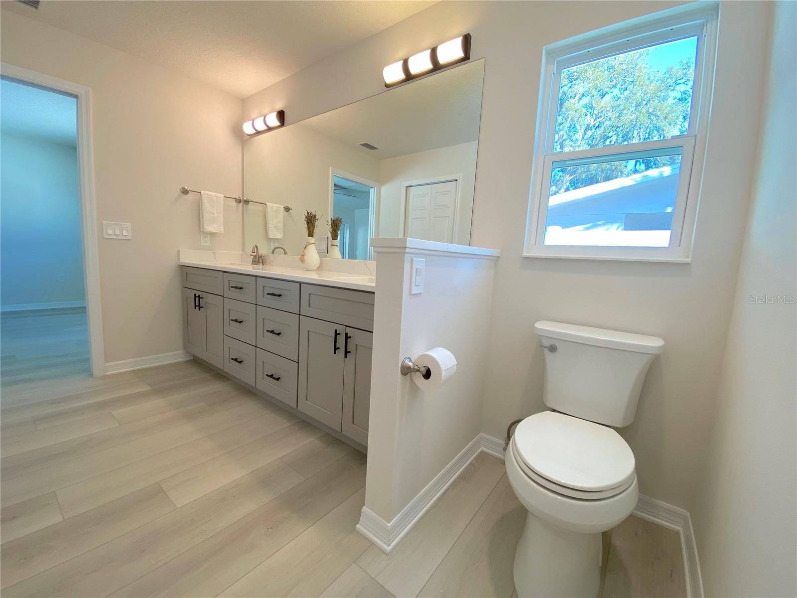 3887 HAWKEYE CIR