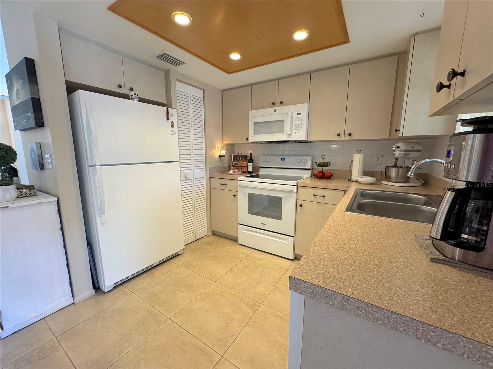 452 N JEFFERSON AVE #117