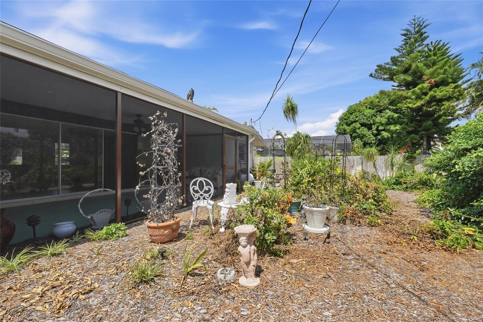 437 BEACH PARK BLVD