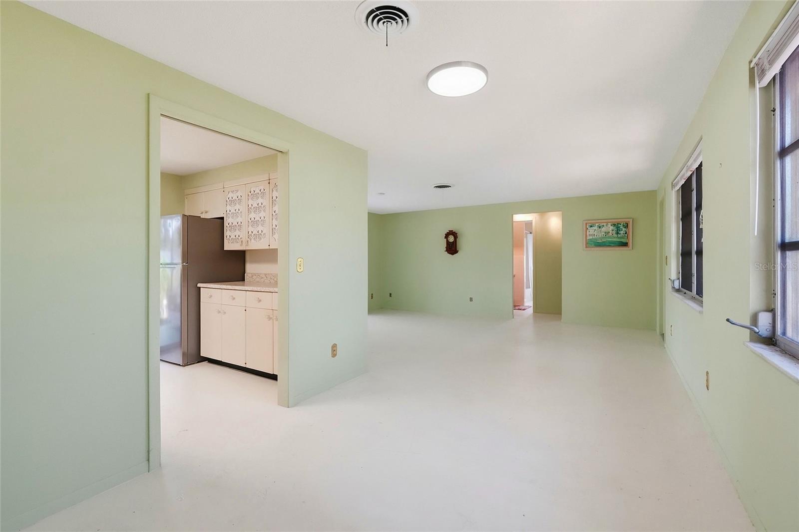 437 BEACH PARK BLVD