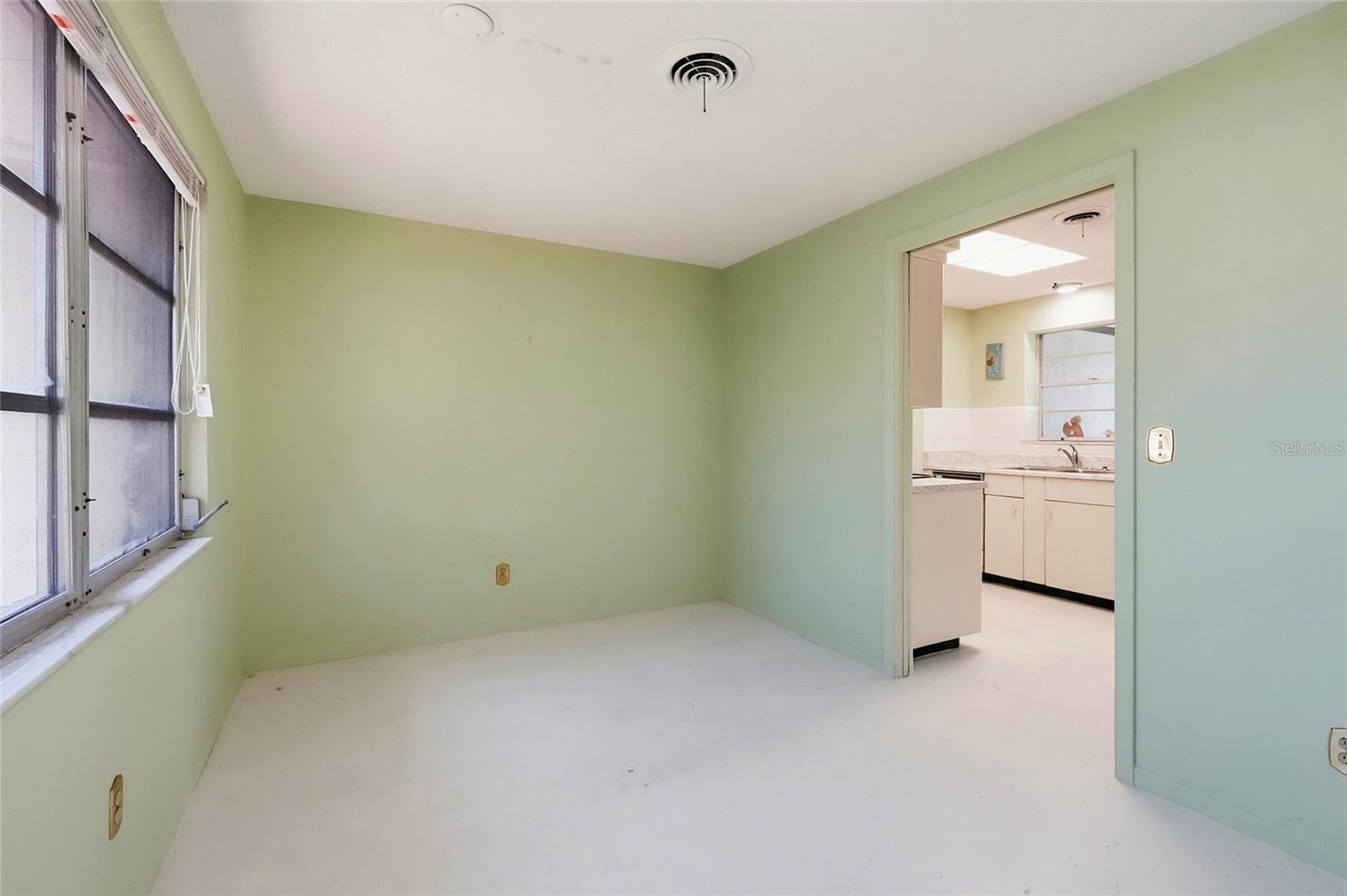 437 BEACH PARK BLVD
