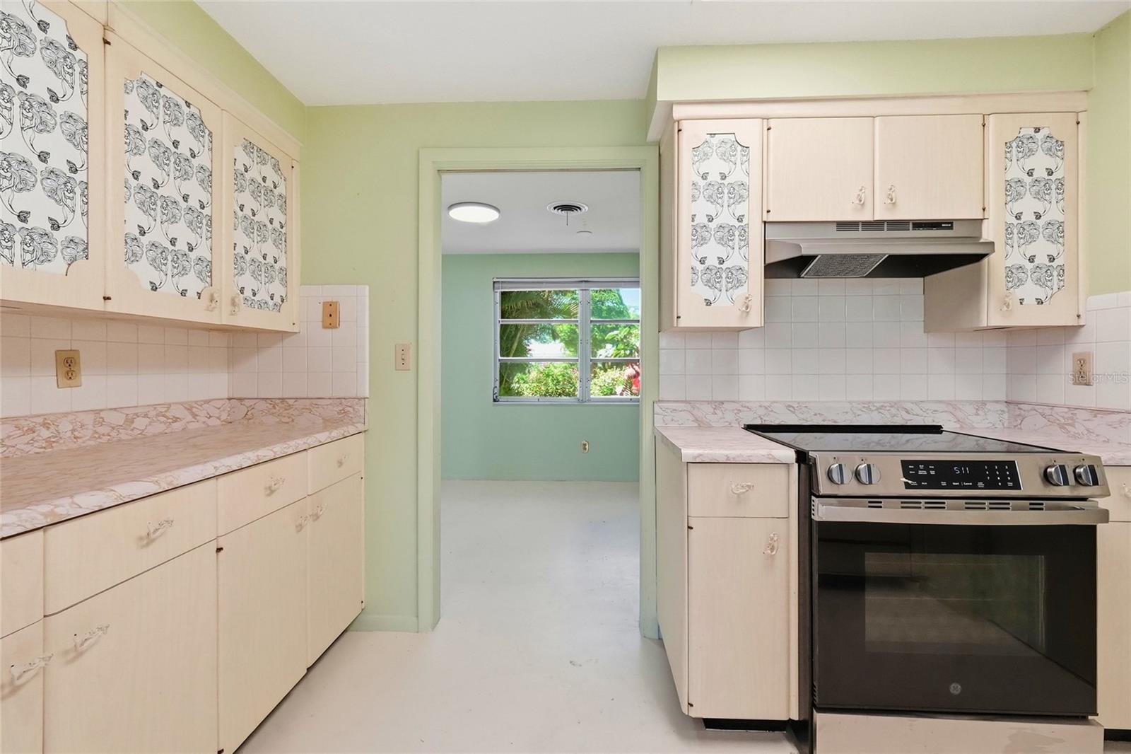 437 BEACH PARK BLVD