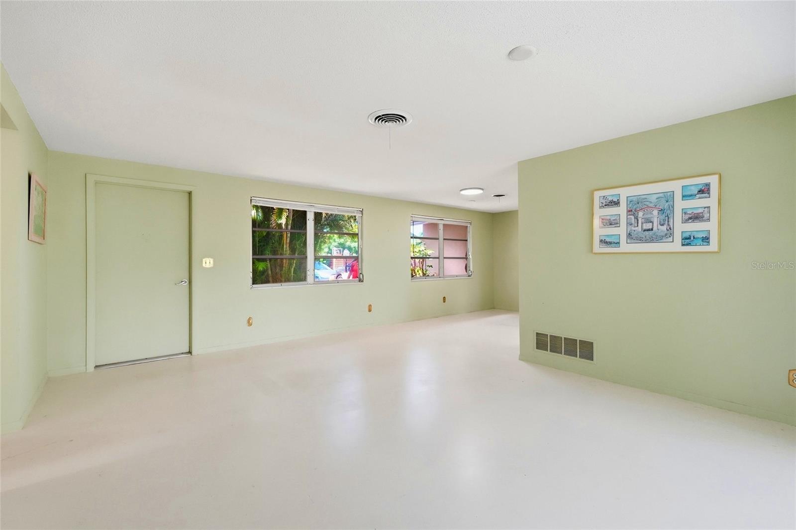 437 BEACH PARK BLVD