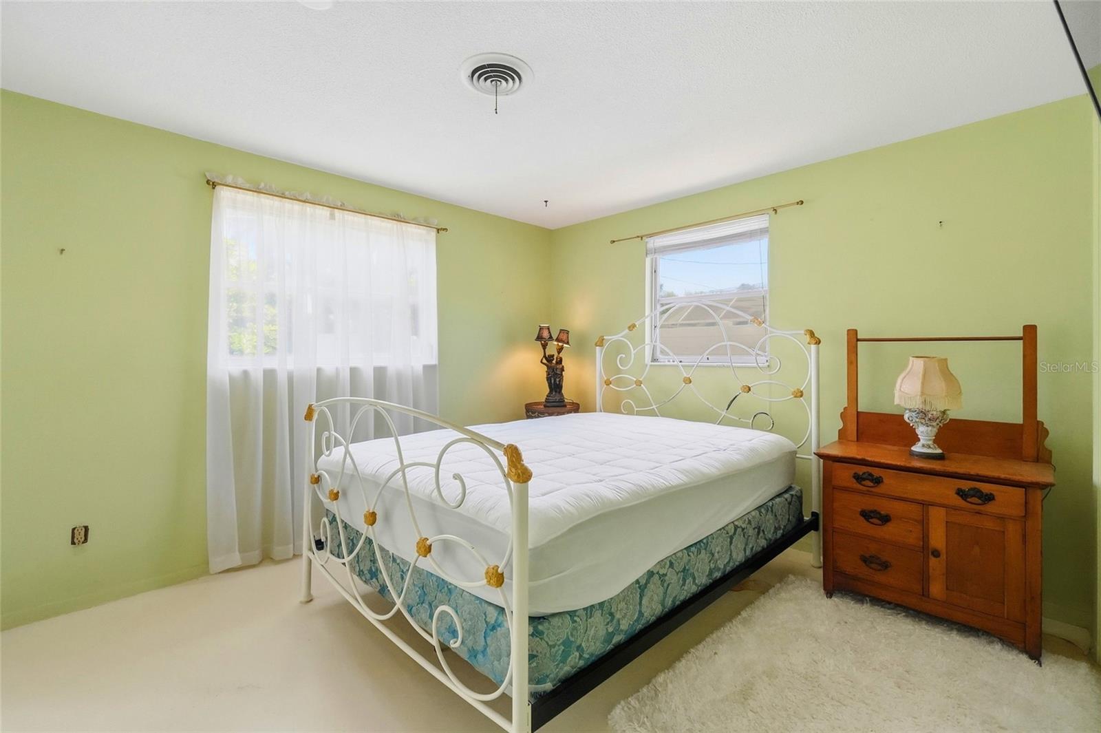 437 BEACH PARK BLVD