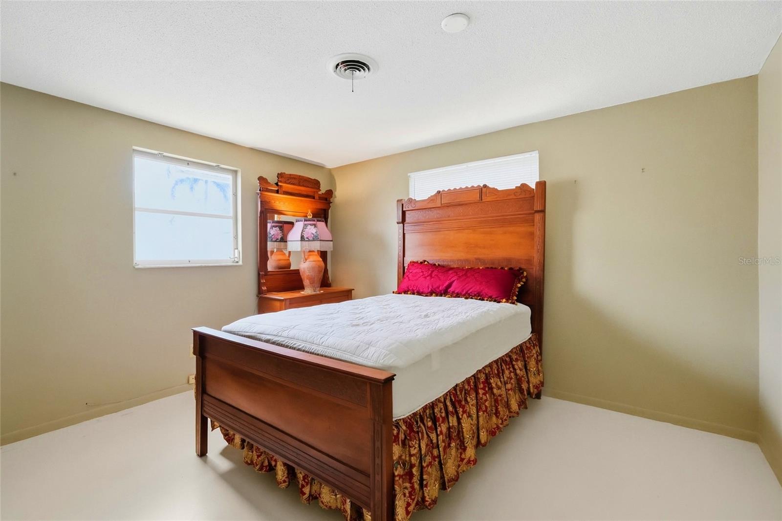 437 BEACH PARK BLVD