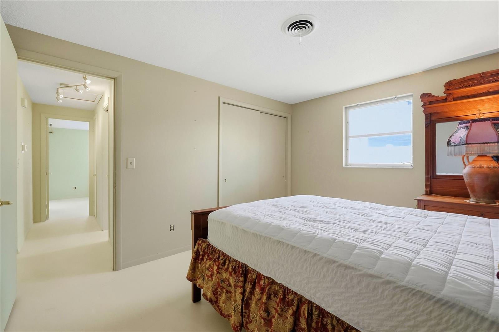 437 BEACH PARK BLVD