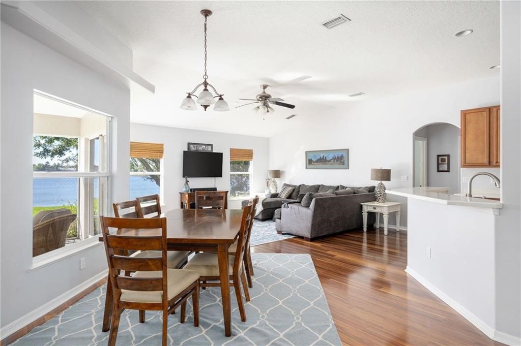 935 Southlakes Way SW