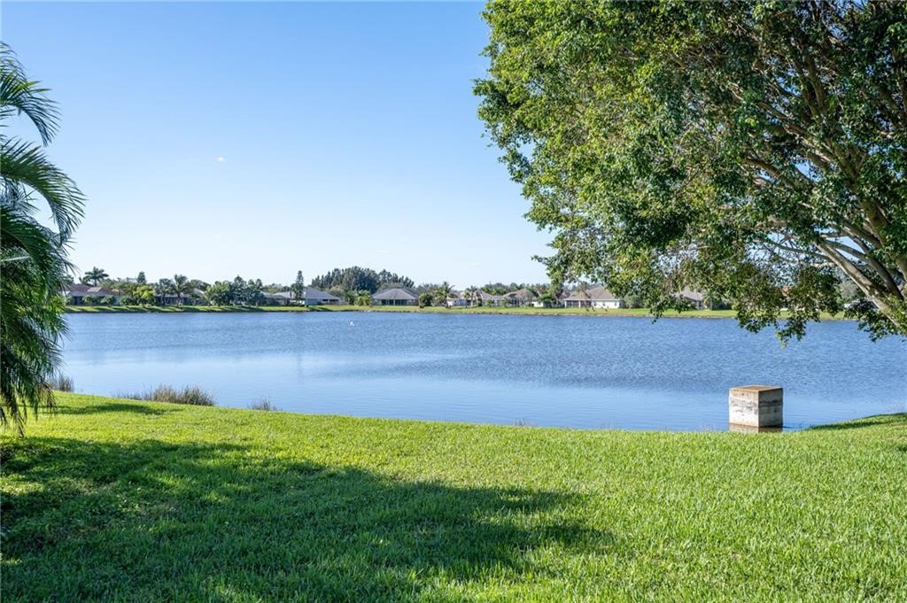 935 Southlakes Way SW