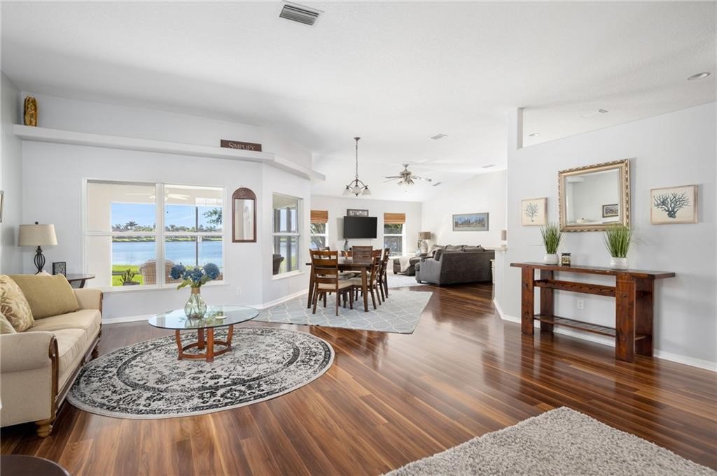 935 Southlakes Way SW