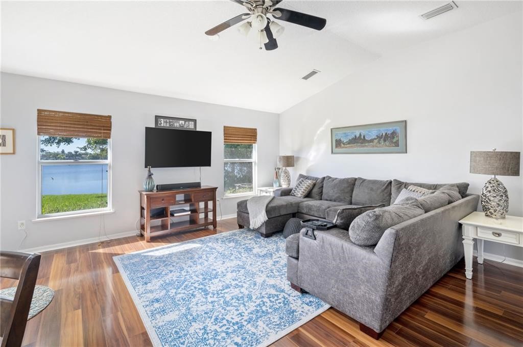 935 Southlakes Way SW