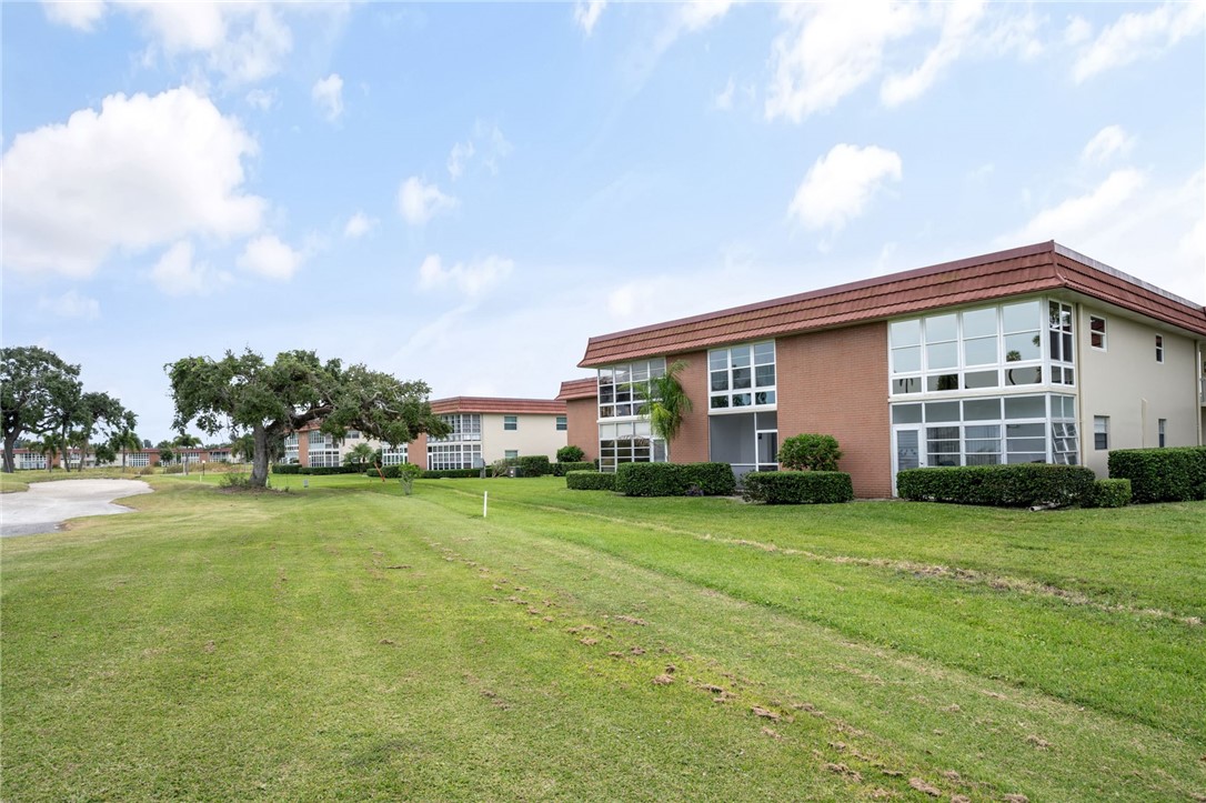 3 Vista Palm Lane 204