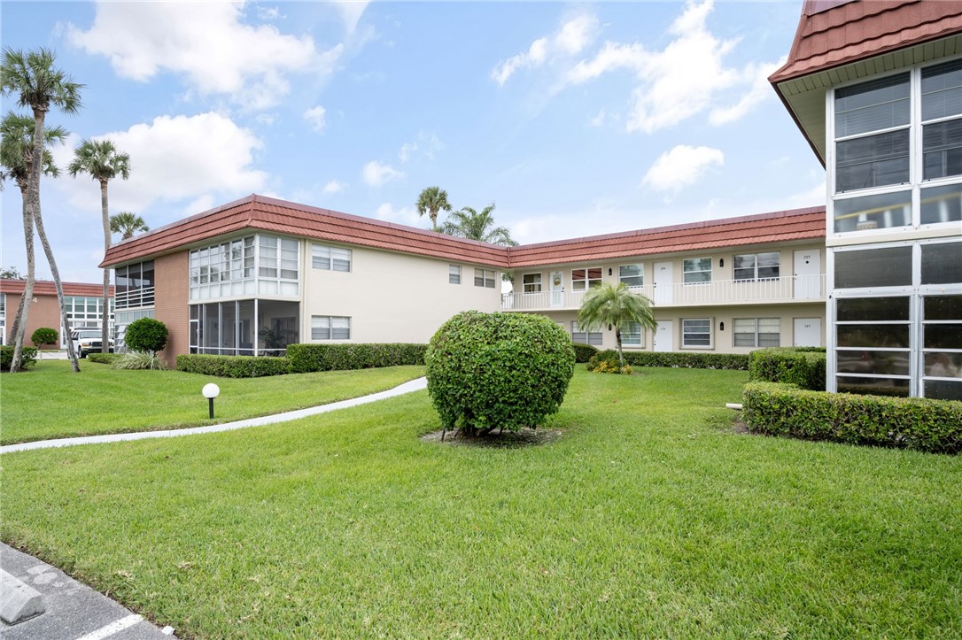 3 Vista Palm Lane 204