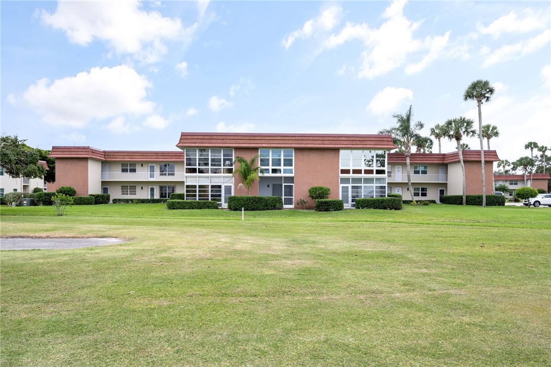 3 Vista Palm Lane 204