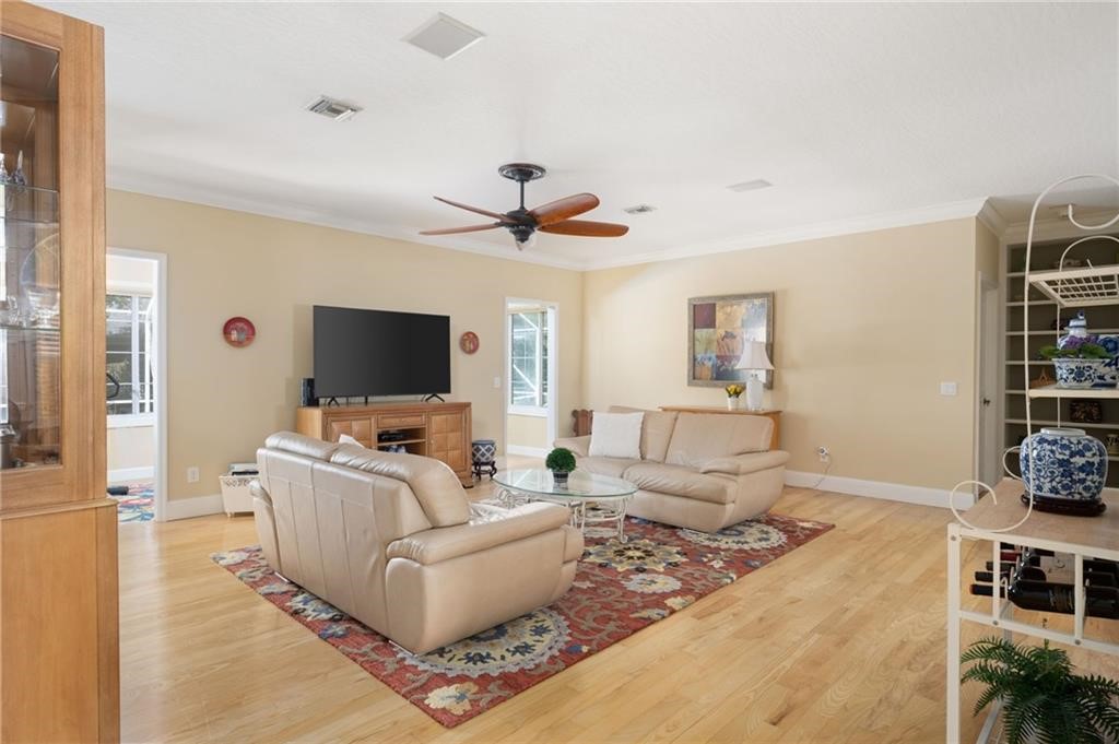 137 SW 38th Court SW