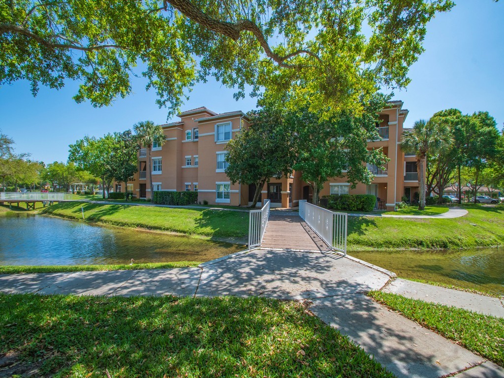 5020 Fairways Circle J202