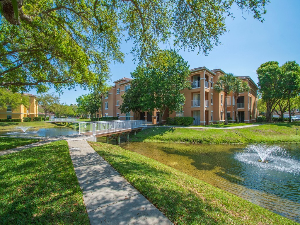 5020 Fairways Circle J202