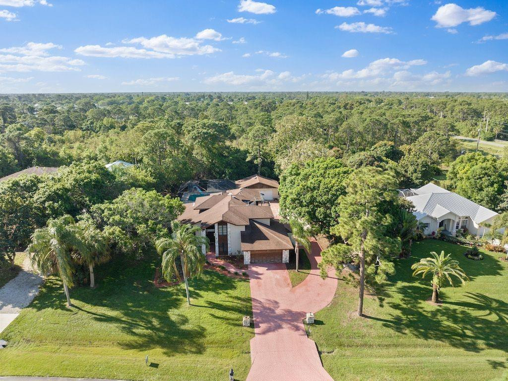 895 N Woodlands Drive