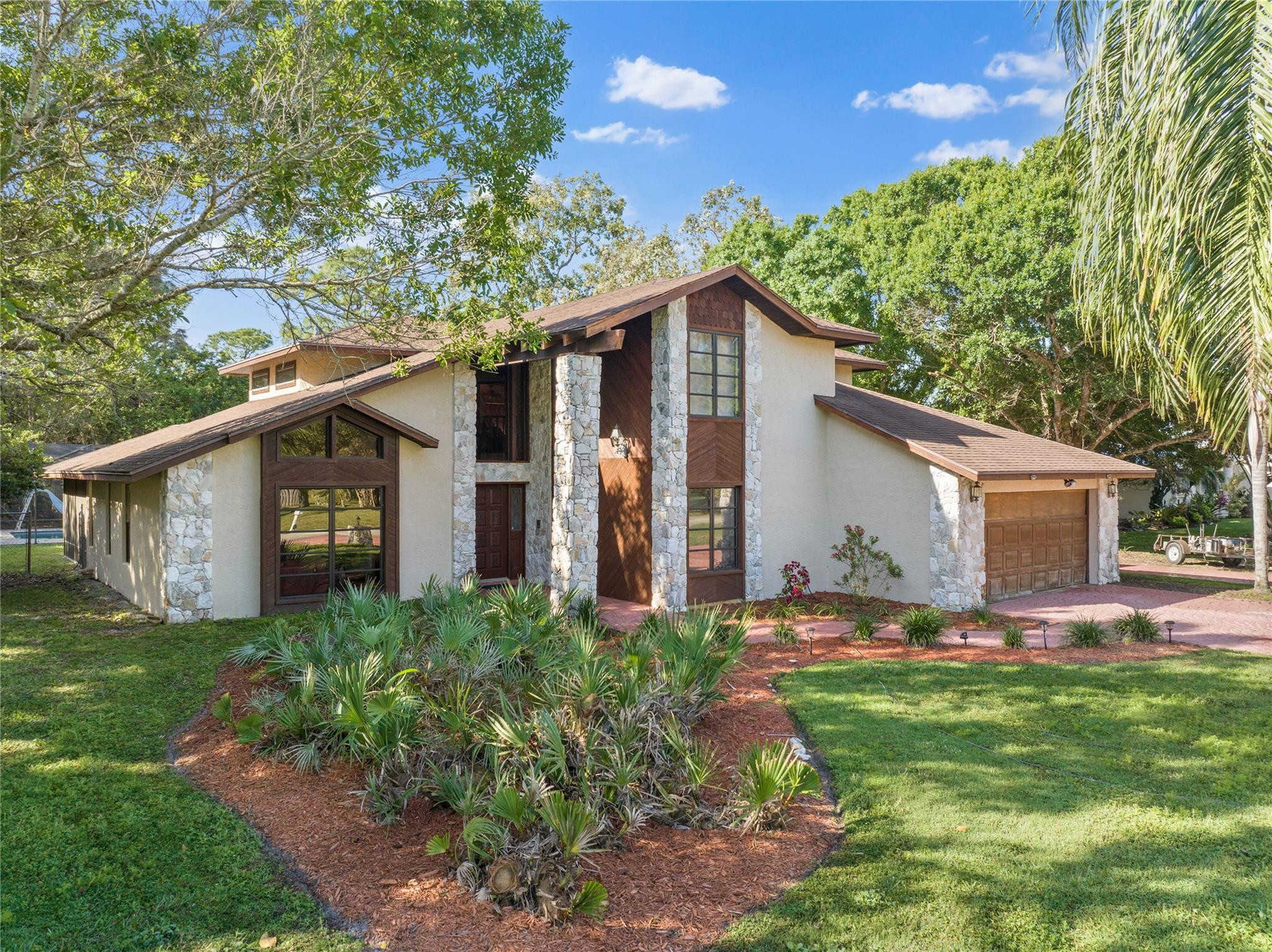 895 N Woodlands Drive