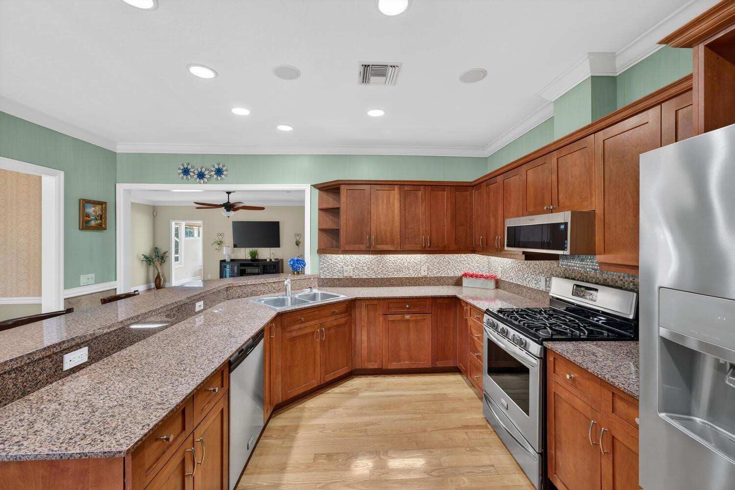 137 SW 38th