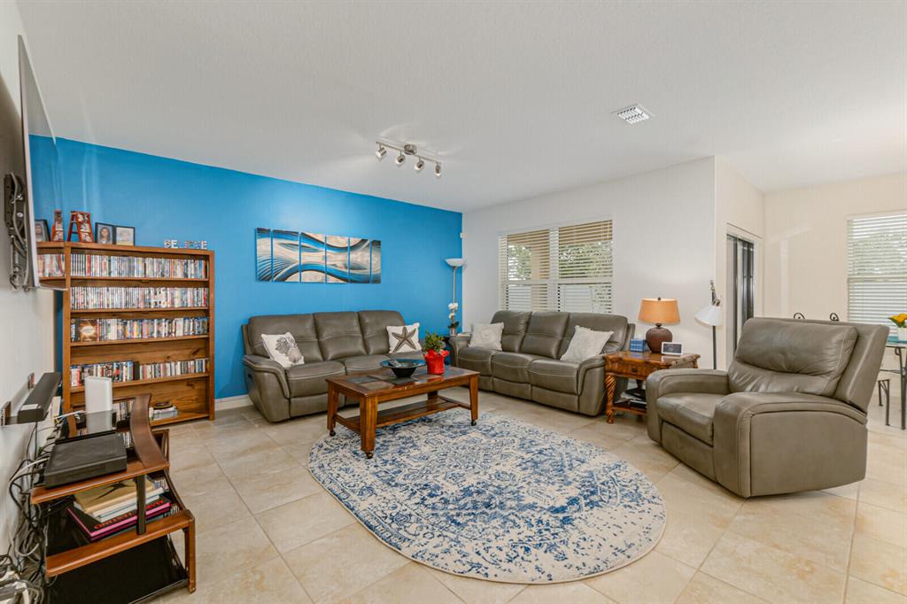 6109 NW Regent Street