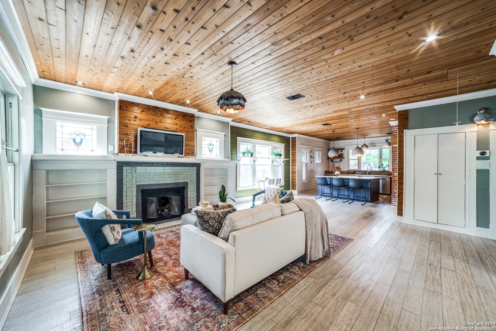 631 W MISTLETOE AVE