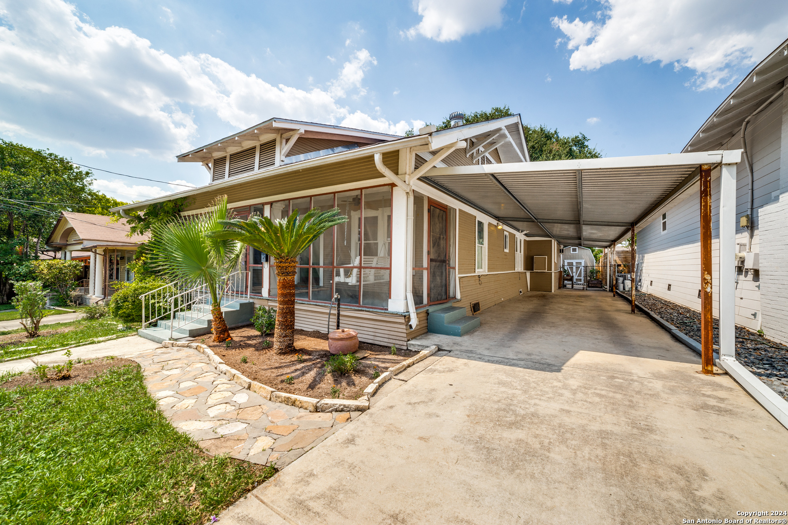 631 W MISTLETOE AVE