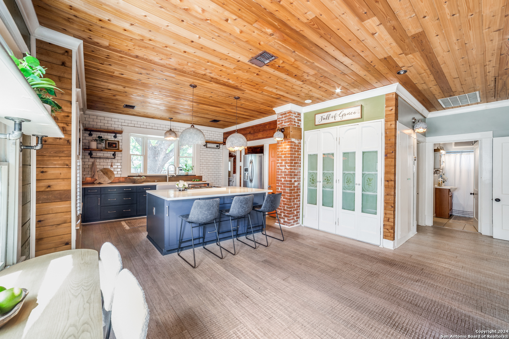 631 W MISTLETOE AVE