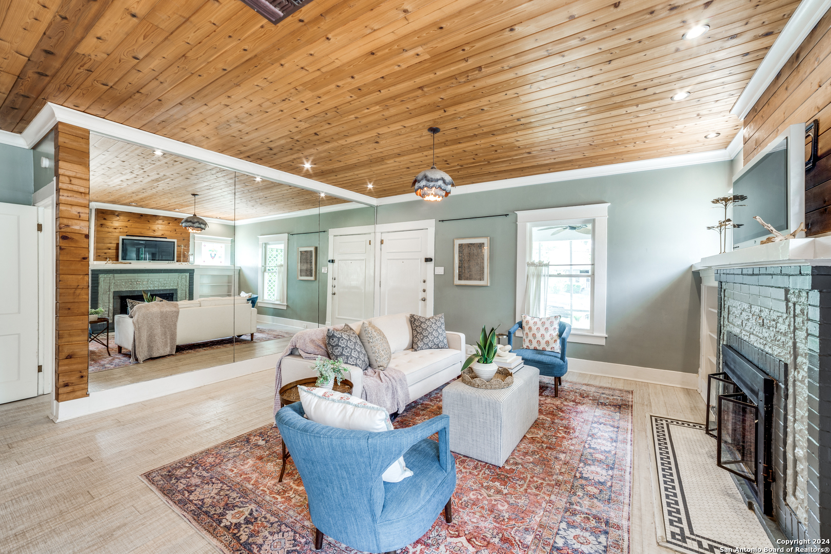 631 W MISTLETOE AVE