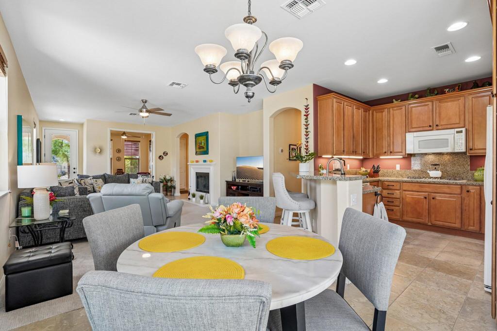 80450 Avenida Linda Vista
