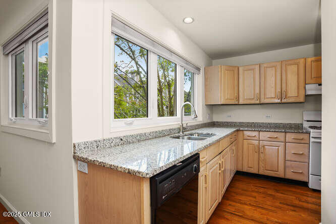 453 E Putnam Avenue 3C