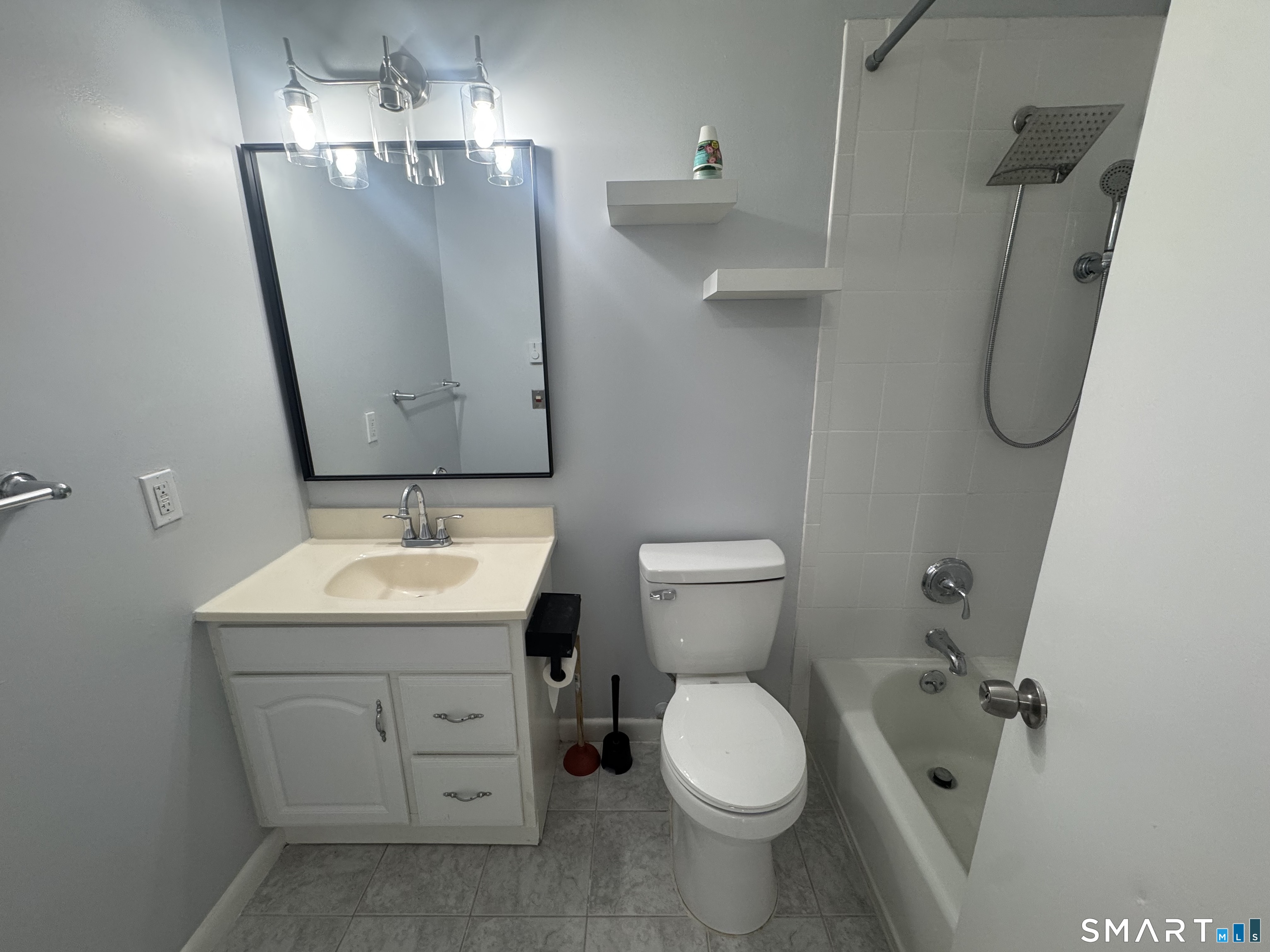 4 Glenwood Avenue B7