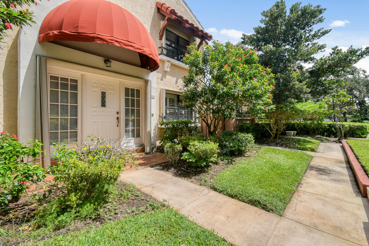 28 Uno Lago Drive