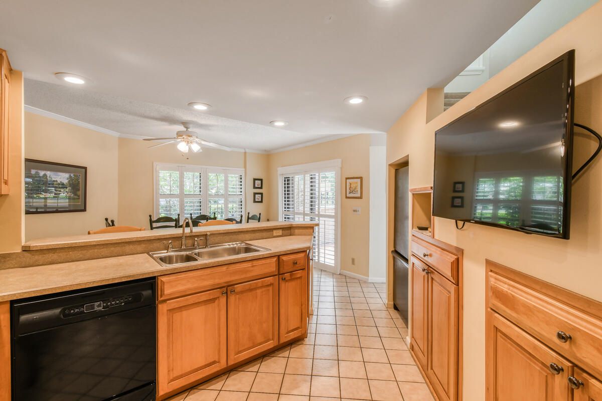 28 Uno Lago Drive