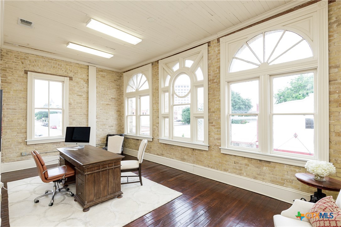 205 1/2 E Constitution Street