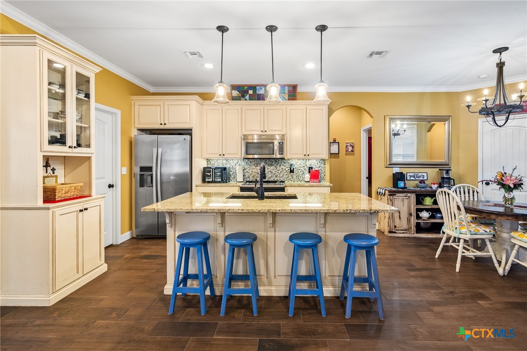201 Amberglow Court