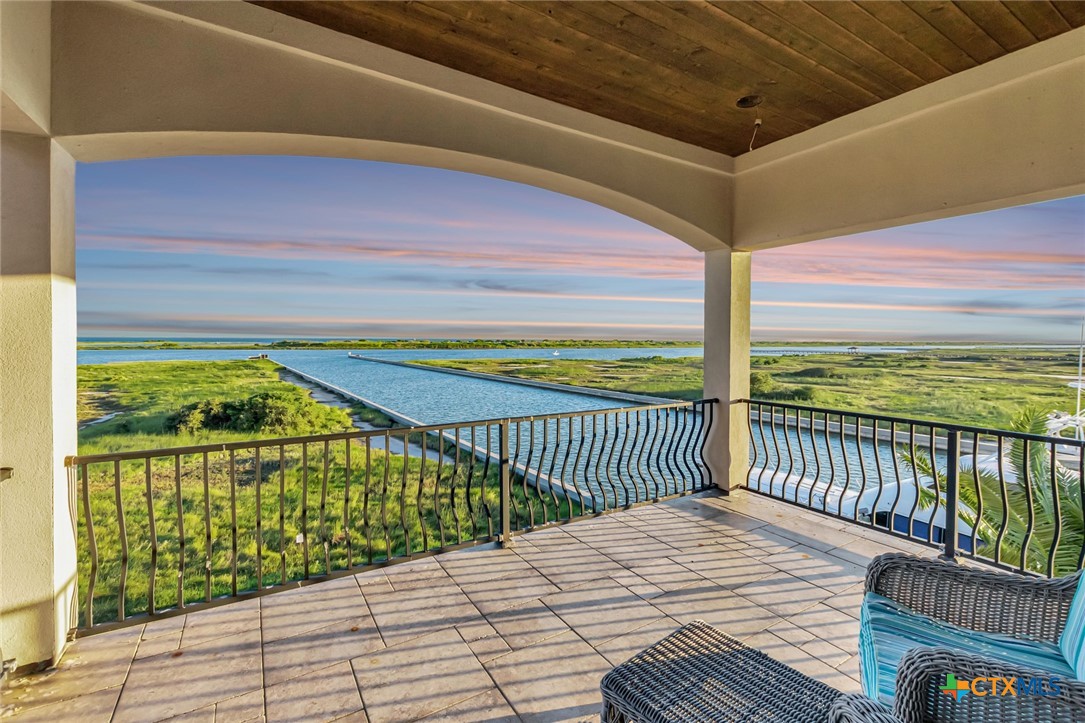 671 E Burgundy Bay