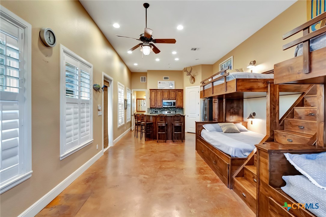671 E Burgundy Bay