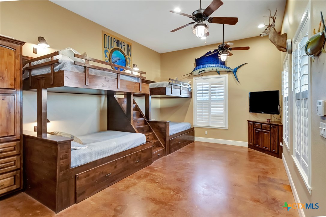 671 E Burgundy Bay