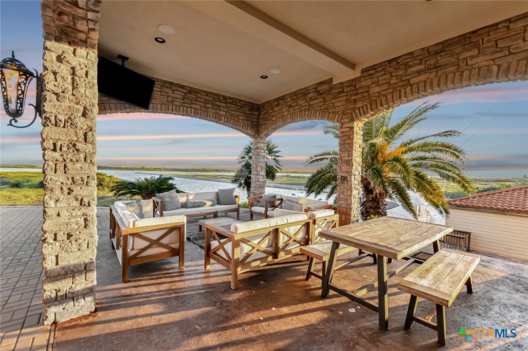 671 E Burgundy Bay