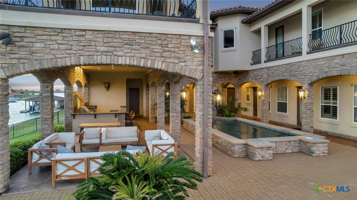 671 E Burgundy Bay