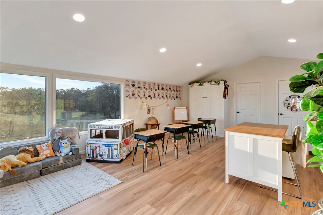 1176 Post Lane